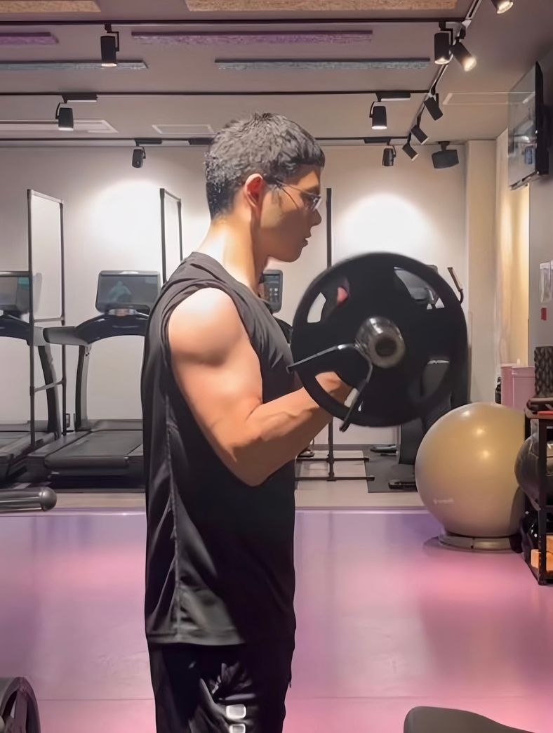Wenjie training with a barbell at Anytime Fitness